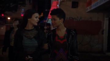 Just Cavalli Mixte Imprimer Robe portée par Sophia (Kiersey Clemons) en Bonbons pour les Yeux (S01E01)