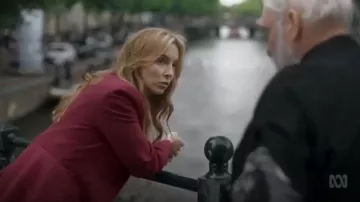 Alexander McQueen Asymétrique en Laine mélangée Blazer porté par Villanelle (Jodie Comer) dans le Meurtre de Veille (S02E04)