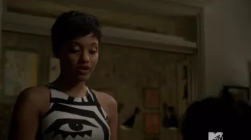 Kesh x American Apparel Kesh Œil Crop Top porté par Sophia (Kiersey Clemons) en Bonbons pour les Yeux (S01E05)