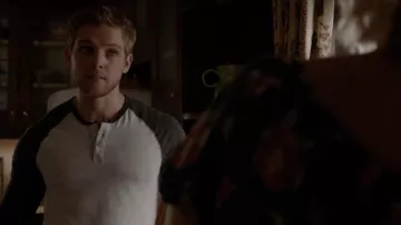 Alternative Trim Fit Heathered Raglan Henley usado por Dylan Massett (Max Thieriot) en Bates Motel (S02E01)