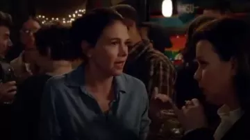 Bella Dahl Guépard Chambray Button Down Shirt porté par Liza Miller (Sutton Foster) chez les Jeunes (S01E01)