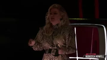 Cinturón saint laurent folk con hebilla bereber de Saint Laurent en cuero liso usado por Kelly Clarkson en The Voice 29 de abril de 2019