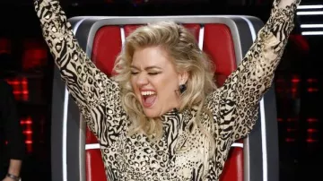 Dundas Doré Imprimer Robe portée par Kelly Clarkson sur La Voix, le 29 avril 2019