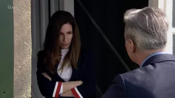 Hobbs Bleu Annabel Veste portée par Megan Macey (Gaynor Faye) dans Emmerdale 20 avril 2019