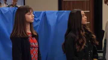 Sandro Dalla Cold-Shoulder Mosaic-Print Silk Top usado por Molly (Lauren Lindsey Donzis) en No Good Nick (S01E07)