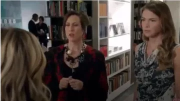 Lanvin Lucky Charm Collier porté par Diana Truite (Miriam Shor) chez les Jeunes (S01E04)
