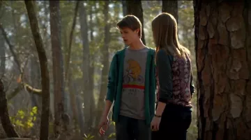 Levi’s California Cycling Bear Tee Shirt worn by Joe McAlister (Colin Ford) in Under the Dome (S02E02)