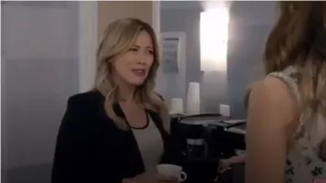 Camiseta Rag & Bone Spine usada por Kelsey Peters (Hilary Duff) en Younger (S01E04)