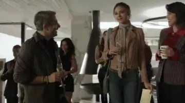 Rebecca Minkoff Mini Mac Cuir sac Bandoulière avec Sangle Guitare dans un endroit Poussiéreux ou Bleu porté par Megan Morrison (Christine Evangelista) dans L'Arrangement (S02E01)