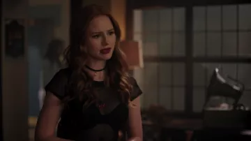 Le top noir imprimé cerises Volcom de Cheryl Blossom (Madelaine Petsch) dans Riverdale (S03E20)