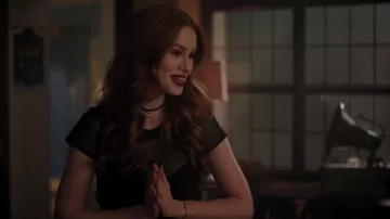 Le pendentif cerise Kate Spade de Cheryl Blossom (Madelaine Petsch) dans Riverdale (S03E20)