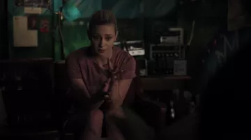 Le top rouge à carreaux Twik de Betty Cooper (Lili Reinhart) dans Riverdale (S03E20)