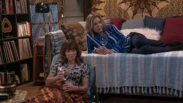 The striped shirt white and blue Jen (Christina Applegate) in Dead to Me (S01)