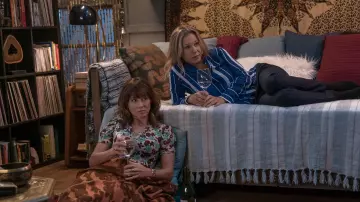 La chemise rayée bleu et blanc de Jen (Christina Applegate) dans Dead to Me (S01)