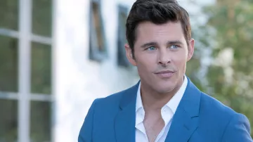 The suit jacket blue of James Marsden in Dead to Me (S01)