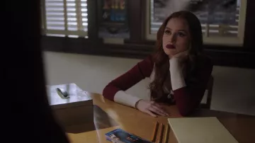 Le pull rouge et blanc Sandro porté par Cheryl Blossom (Madelaine Petsch) dans Riverdale (S03E20)