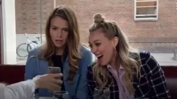 Alice + Olivia Savetta Plaid Blazer porté par Kelsey Peters (Hilary Duff) chez les Jeunes (S01E07)