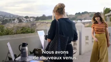 The shopping bag-blue Jen (Christina Applegate) in Dead to Me (S01)