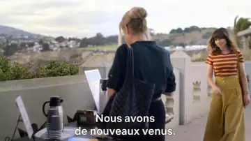 Le sac cabas bleu de Jen (Christina Applegate) dans Dead to Me (S01)