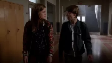 Marni Edition People Print Crepe Blusa usada por Norrie Calvert-Hill (Mackenzie Lintz) en Under the Dome (S02E10)