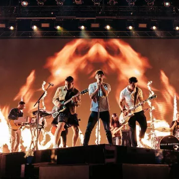 Maison Margiela Camp Collar Striped Cotton Poplin Shirt worn by Joe Jonas for Billboard Music Awards May 1, 2019