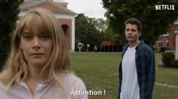 La chemise bleue foncée de Campbell (Toby Wallace) dans The Society Saison 1