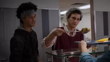 El pañuelo gris de Will (Jacques Colimon) en La Sociedad Temporada 1