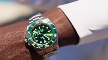 The watch, rolex submariner "Hulk" in the clip On the bike from Alonzo and Jul