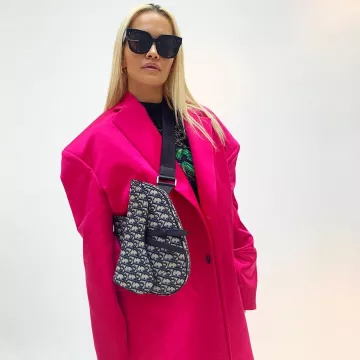 Le sac saddle Dior porté par Rita Ora sur son compte Instagram