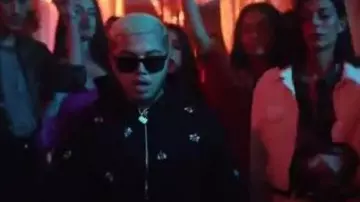 Le sweatshirt à capuche Dior porté par Hamza dans son clip Dale x Love Therapy feat. Aya Nakamura
