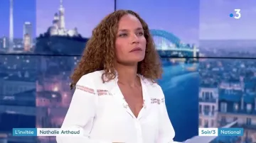 La blouse blanche col montant en guipure de Sandrine Aramon dans Soir 3 le 28.04.2019