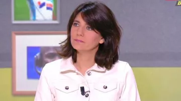 Chaqueta vaquera blanca de Estelle Denis en L'Équipe d'Estelle el 29.04.2019