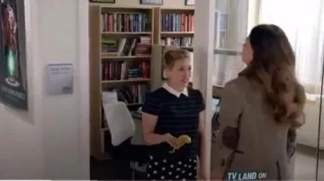 Alice + Olivia Elana à Pois, Jupe portée par Kelsey Peters (Hilary Duff) chez les Jeunes (S01E11)