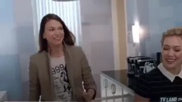 R13 Graphique Vintage Tee porté par Liza Miller (Sutton Foster) chez les Jeunes (S01E11)