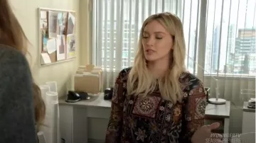 Zara Brodé Haut porté par Kelsey Peters (Hilary Duff) chez les Jeunes (S02E01)