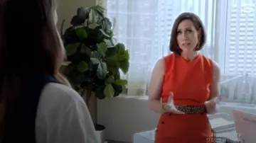 Victoria Beckham sans Manches Robe en Laine porté par Diana Truite (Miriam Shor) chez les Jeunes (S02E01)