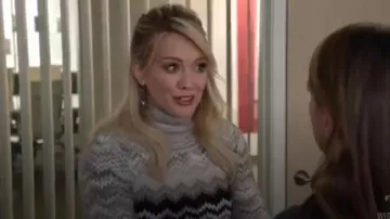 Missoni Zig Zag Tricoter un Pull à col Roulé porté par Kelsey Peters (Hilary Duff) chez les Jeunes (S02E02)