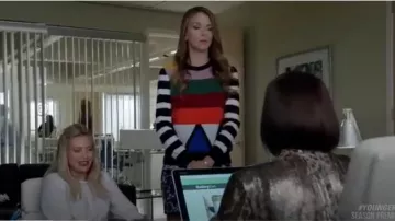 Libertine Sonia Rayé Bijou-Cou Pull en Cachemire porté par Liza Miller (Sutton Foster) chez les Jeunes (S02E02)