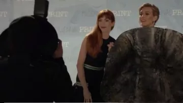 Christopher Kane Rayé en Jersey Stretch Robe portée par Lauren Heller (Molly Bernard) chez les Jeunes (S02E03)