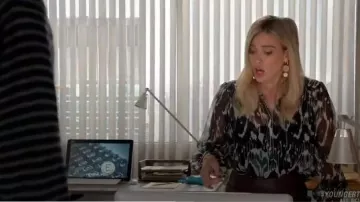 Isabel Marant Pilay Imprimée en Soie-Mousseline de soie Shirt porté par Kelsey Peters (Hilary Duff) chez les Jeunes (S02E03)