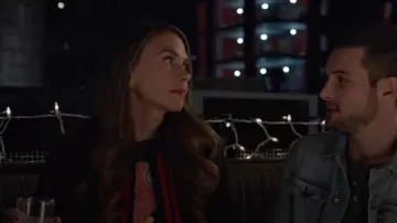 Gucci Recadrée Boucle-Veste en Tweed porté par Liza Miller (Sutton Foster) chez les Jeunes (S02E03)