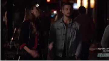 Zara en Cuir de Sac de Messager avec Détail Métal porté par Liza Miller (Sutton Foster) chez les Jeunes (S02E03)