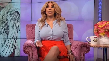 J. Crew Bleu clair Jackie Cardigan Chandail porté par Wendy Williams sur Le Wendy Williams Show le 29 avril 2019