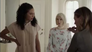 Carven Capuche Robe avec des Volants porté par Megan Morrison (Christine Evangelista) dans L'Arrangement (S02E08) (S02E08)