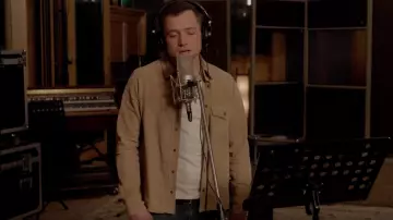 La chemise marron clair de Taron Egerton dans lors d'une répétition vocale du film Rocket Man