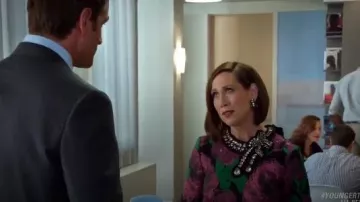 Erdem Elly Métallique Jacquard Floral Maj Robe portée par Diana Truite (Miriam Shor) chez les Jeunes (S02E04)