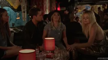 Paige Sierra Salopettes dans Serena Détruits, porté par Kelsey Peters (Hilary Duff) chez les Jeunes (S02E04)