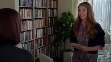 Isabel Marant ensemble silena Fleurs Chemisier porté par Liza Miller (Sutton Foster) chez les Jeunes (S02E04)