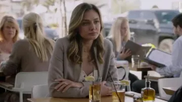 Abrigo de Todos los Santos Leni usado por Megan Morrison (Christine Evangelista) en The Arrangement (S02E09)
