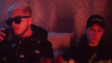La casquette Balenciaga dans le clip Dale x Love Therapy de Hamza feat. Aya Nakamura